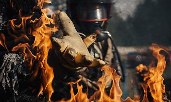 Van in fiamme sulla Sp12