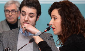 Ivrea, consiglio comunale con amnesia: il sindaco smentisce se stesso e l’opposizione glielo ricorda