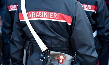 Rapinano due 15enni nella notte a Chieri: arrestato un giovane, complice in fuga
