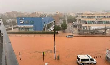 Ibiza sommersa dall’acqua, strade come fiumi e allerta rossa nelle Baleari (VIDEO)