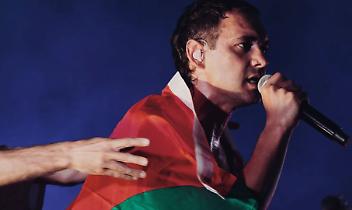 Cosmo volta le spalle a Spotify e lancia “Brucia tutto”: musica e militanza contro il genocidio a Gaza