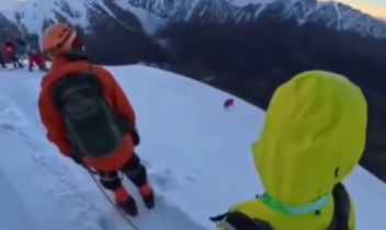 Selfie fatale a 5.500 metri: alpinista precipita dal picco in Cina, il video è agghiacciante