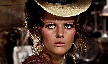 Parigi in piedi per Claudia Cardinale. L’Italia resta a casa