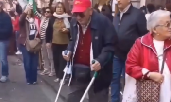 Anziano con le stampelle balla sulle note di "Bella Ciao". Il video fa impazzire i social