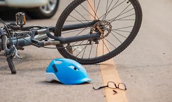 Grave incidente a San Gillio: ciclista di 59 anni in arresto cardiaco dopo lo schianto contro un&rsquo;auto in sosta