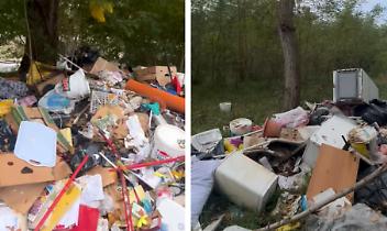 L'Orco trasformato in discarica: “Una casa intera buttata nel bosco”. La denuncia di un runner diventa virale (VIDEO)