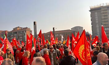 Pendolari stanchi, autobus vecchi, autisti mancanti: il trasporto pubblico piemontese fa schifo!