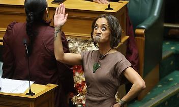Nuova Zelanda, deputata Maori fa l'haka in Parlamento. Seduta sospesa (VIDEO)
