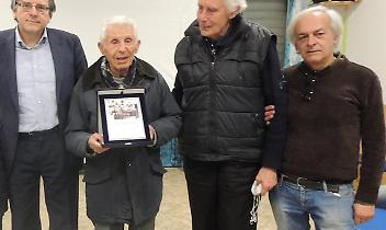 Nel marzo del 2022, pochi giorni prima della fine dello stato d’emergenza Covid, amici e compaesani lo avevano festeggiato con una targa e un video che ripercorreva la sua vita