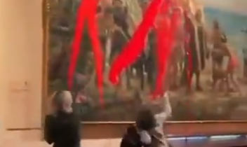 Madrid, attiviste imbrattano il quadro di Colombo: “12 ottobre simbolo di genocidio, non di scoperta”