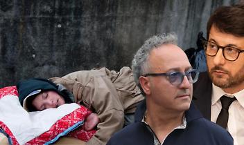 Ivrea, la città che non vede. Una donna dorme su una panchina nell'indifferenza di tutti