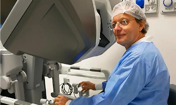 Operato alla prostata da sveglio: alle Molinette la chirurgia robotica entra nella storia