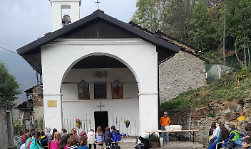 Gli alunni della Scuola Primaria riuniti di fronte alla cappella di frazione Castagno