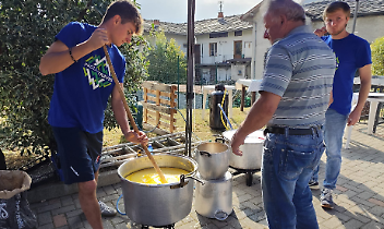 I volontari della Pro Loco durante la preparazione della polenta concia