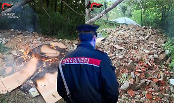 Giaveno, brucia mobili e abbandona rifiuti edili: denunciato un giovane