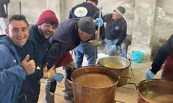 Storie di fagioli, vecchi contro giovani, giovani contro vecchi, chiavi e feste di paese