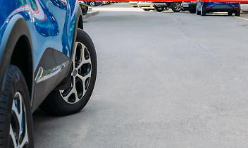 Parcheggia in divieto e il motociclista cade: può essere colpa sua?