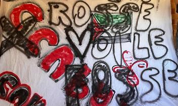 Uova, striscioni e minacce al liceo Curie di Pinerolo: la condanna del M5S