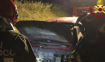 Auto in fiamme nella notte ad Alice Castello: intervengono i Vigili del Fuoco
