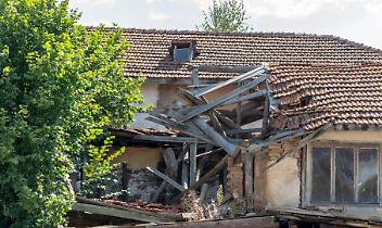 Crolla il tetto di una casa nel centro storico: sfiorata la tragedia a Cigliano
