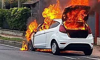 Paura a Leinì: auto prende fuoco in via Torino