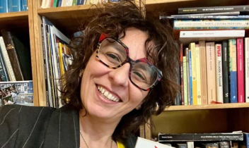 “Dal fuoco dei vulcani alle stelle”: la vulcanologa Sabrina Mugnos a teatro per ispirare i giovani