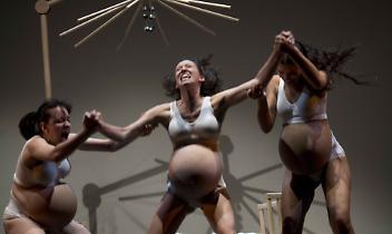 Tre donne, tre destini e una culla: “I cuori battono nelle uova”