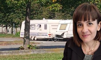 “Non è una piazzola di sosta”: due roulotte fisse davanti al camposanto, l’opposizione chiede spiegazioni