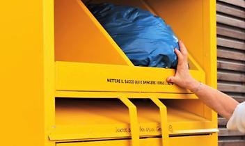 Cassonetti stracolmi di vestiti a Ciriè: la raccolta si ferma per un guasto ai mezzi del SIA