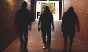 Cento ragazzi in piazza per il 15enne aggredito ad Halloween