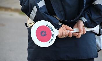 Furgone perde rifiuti nel sottopasso: traffico in tilt sulla SP501 a Borgaro