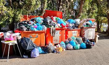 Ivrea sommersa dalla monnezza. E SCS festeggia il premio per l’economia circolare