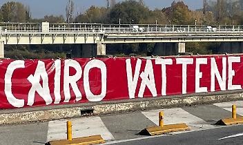 “Cairo vattene”: lo striscione appare sul Ponte Nuovo di San Mauro a poche ore dal derby