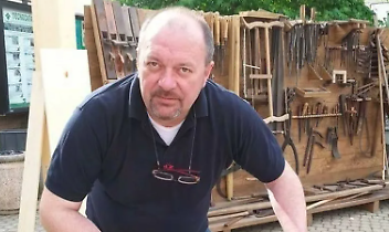Addio ad Alberto Vallero: l&rsquo;artigiano di Rivara che sapeva ridare vita al legno