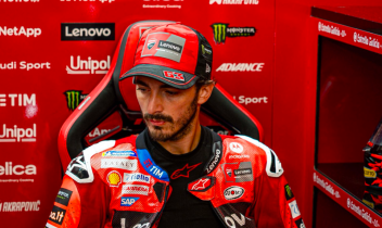 MotoGp, crolla Bagnaia: Pecco nella sabbia, Mondiale in fumo