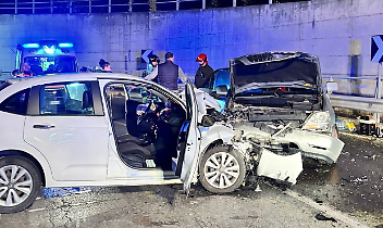 Schianto nel sottopasso: auto invade la corsia opposta, feriti in ospedale
