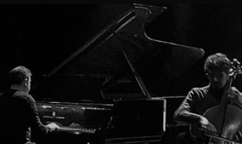 Due musicisti non vedenti portano l’amore nel buio del Teatrino Civico