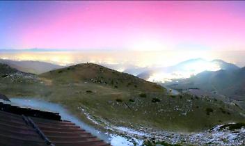 Aurora boreale illumina il Piemonte e il Canavese: da Lanzo a Prato Nevoso la magia di una notte fuori dal tempo