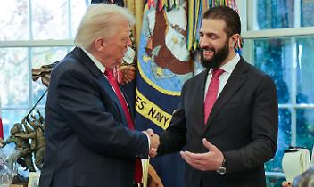 Trump accoglie il leader siriano alla Casa Bianca: “Quante mogli hai?” (VIDEO)