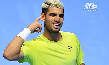 Alcaraz travolge Auger-Aliassime e vola in finale: a Torino sarà sfida stellare con Sinner per il trono delle ATP Finals