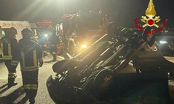 Auto si ribalta sull’A4 nel Novarese: donna ferita gravemente, traffico in tilt verso Milano