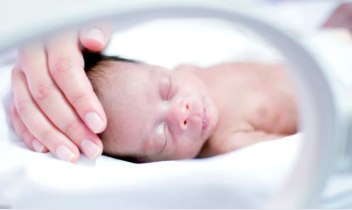 Dai mille grammi alla laurea: i “bambini piuma” che raccontano la forza della vita