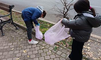 Due bambini ripuliscono 