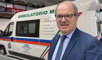 Il presidente Rotary Oriano Barbin con l'unità mobile