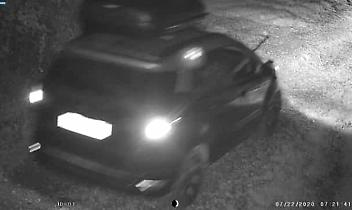 Divignano, padre e figlio sparano dall’auto durante una battuta illegale