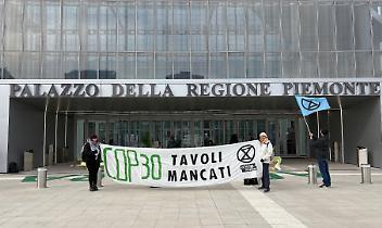 Extinction Rebellion scarica 30 tavoli davanti alla Regione Piemonte. “Tutte le occasioni mancate”