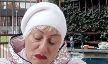 Legata ai cancelli del Tribunale minorile di Torino: la battaglia di una madre contro il distacco dal figlio