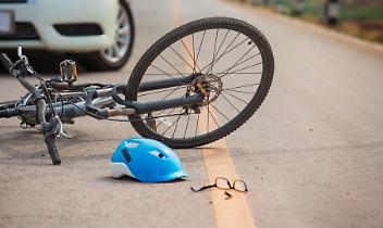 Investe un ciclista e scappa