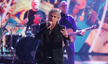 Brutta caduta per Ligabue: inciampa sul palco cantando “Balliamo sul mondo” (VIDEO)