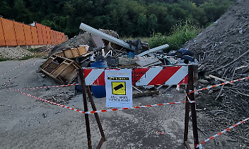 Parcheggi inutilizzabili e rifiuti dell'alluvione abbandonati da 7 mesi: &egrave; scontro a Lauriano